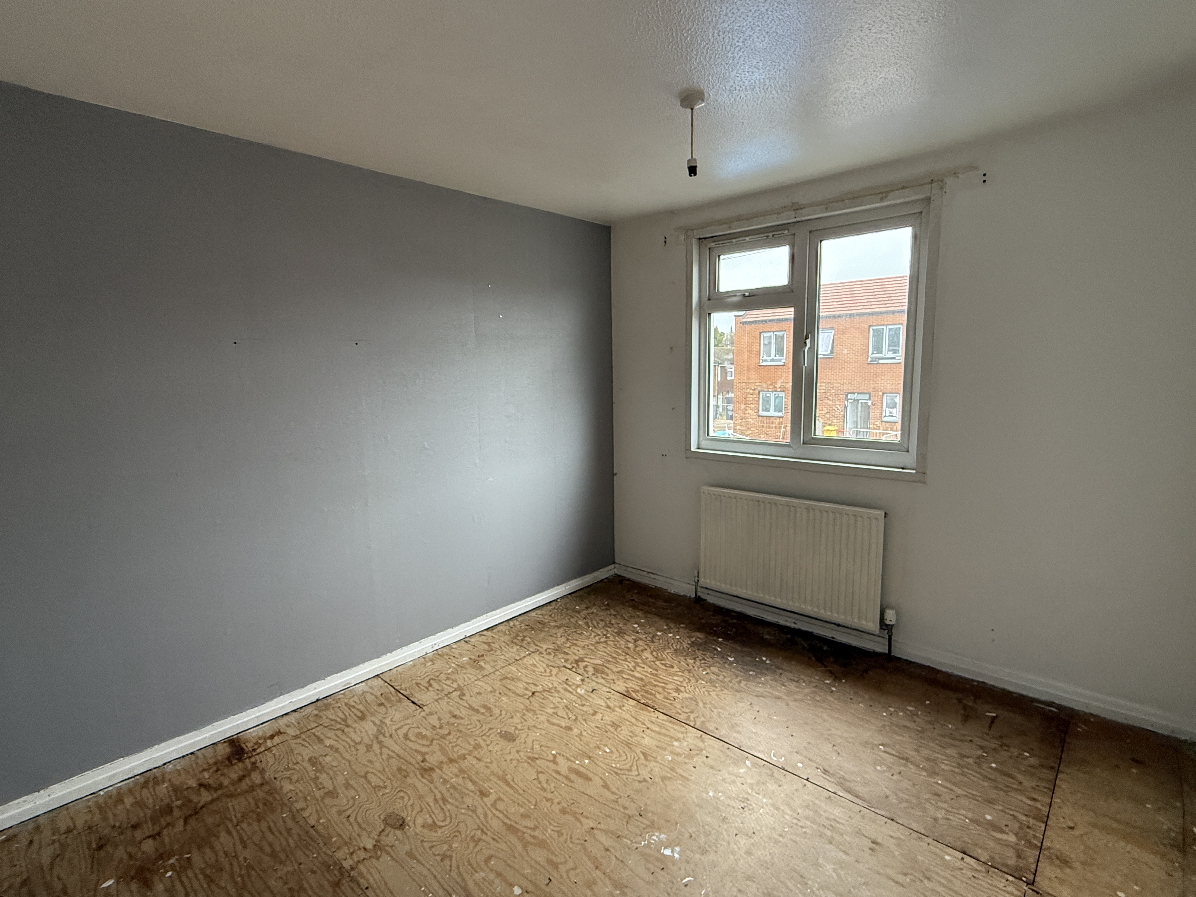 Lot: 65 - HOUSE IN NEED OF IMPROVEMENT - Bedroom 3 in House in Need of Improvement